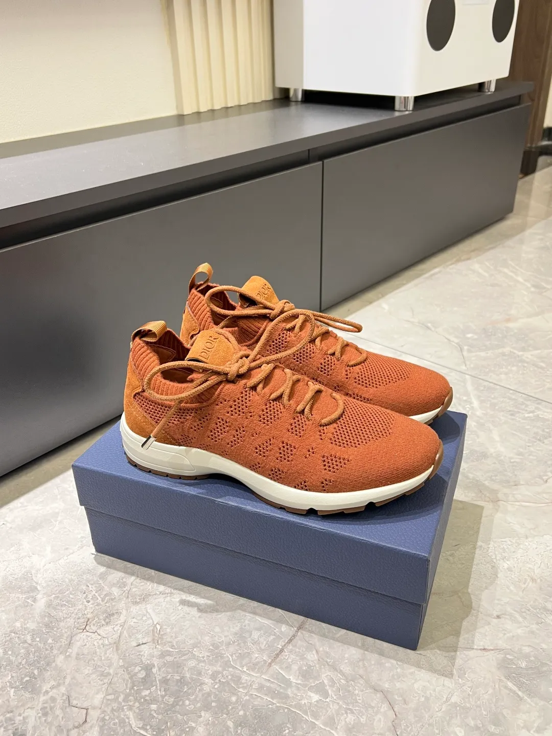 p380 Dior B80 sneakers are a new product of Dior men's series, focusing on comfort and fashion. The upper is made of breathable mesh + fabric splicing, which is lightweight and fits the shape of the foot, making it super comfortable for daily wear. The sole is made of rubber, which has great grip and wear resistance, and is suitable for commuting or light sports. The overall style is simple, the gray tone is versatile, and the shoelaces are adjustable for a more stable fit. Designed by Kim Jones, it is both practical and trendy. It is one of the new hot items in early spring①. size: 38-45 (45 customized)